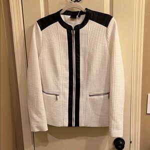 Rafaella White and Black Textured Blazer 10. C43